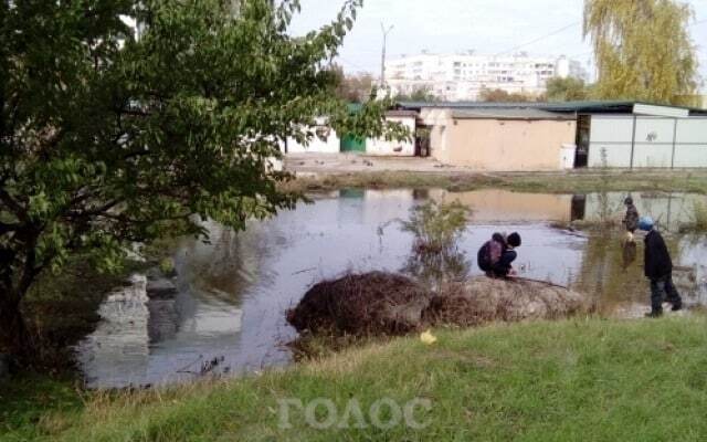 В Запорожье после аварии у многоэтажки образовалось озеро