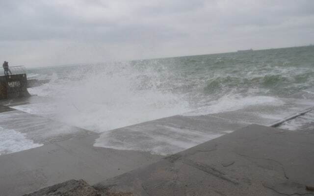 Красиво и опасно: в Одессе снова начался шторм. Фоторепортаж