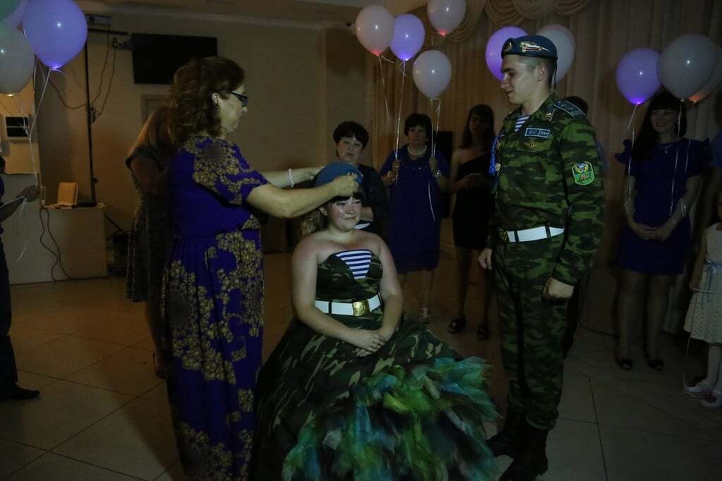 Сумасшествие в голубых беретах: в России сыграли свадьбу в стиле ВДВ