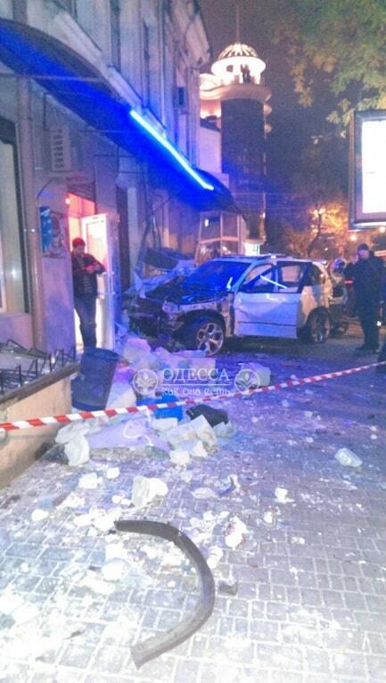 Снес людей и авто: в Одессе пьяный водитель скрылся после тройного убийства. Фото- и видеофакт