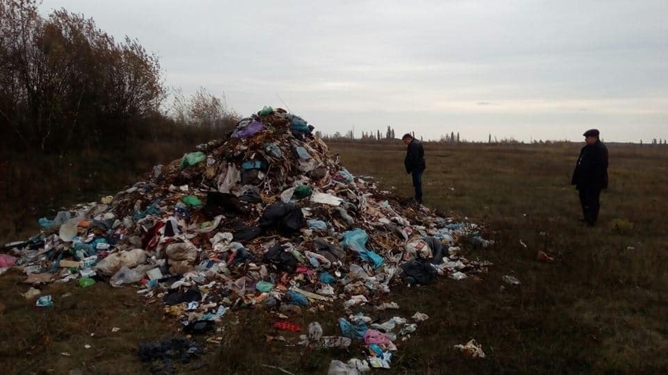 На Житомирщине возле международной трассы выбросили тонны мусора из Львова