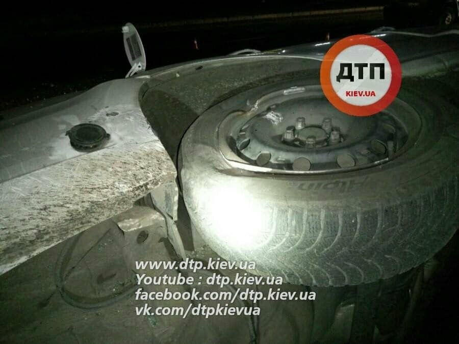 В Киеве автомобиль вылетел на клумбу и перевернулся: опубликованы фото