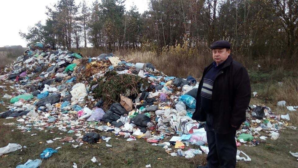 На Житомирщине возле международной трассы выбросили тонны мусора из Львова