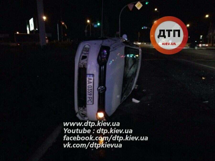 В Киеве автомобиль вылетел на клумбу и перевернулся: опубликованы фото