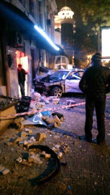 Снес людей и авто: в Одессе пьяный водитель скрылся после тройного убийства. Фото- и видеофакт