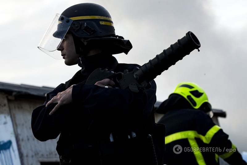 Во Франции после взрыва в "джунглях Кале" произошли сильные пожары. Опубликованы фото и видео