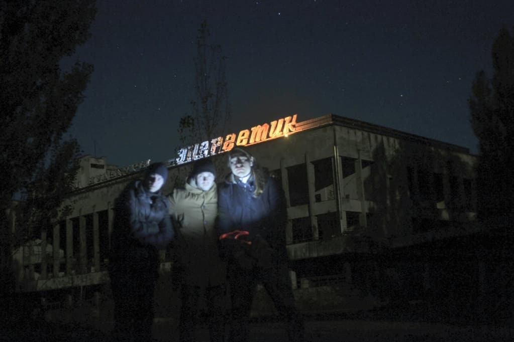 Впервые за 30 лет: сталкеры зажгли вывеску ДК "Энергетик" в Припяти. Фотофакт