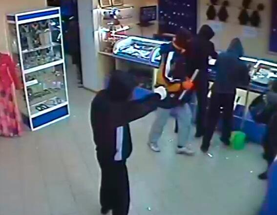 На Житомирщині зловили банду, яка пограбувала ювелірний магазин