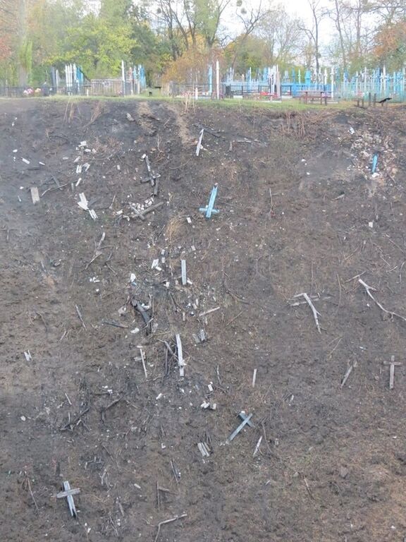 В соцсети раскритиковали свалку крестов на кладбище под Киевом