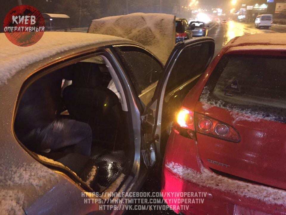 Негода в Києві: у ДТП розбито шість автомобілів