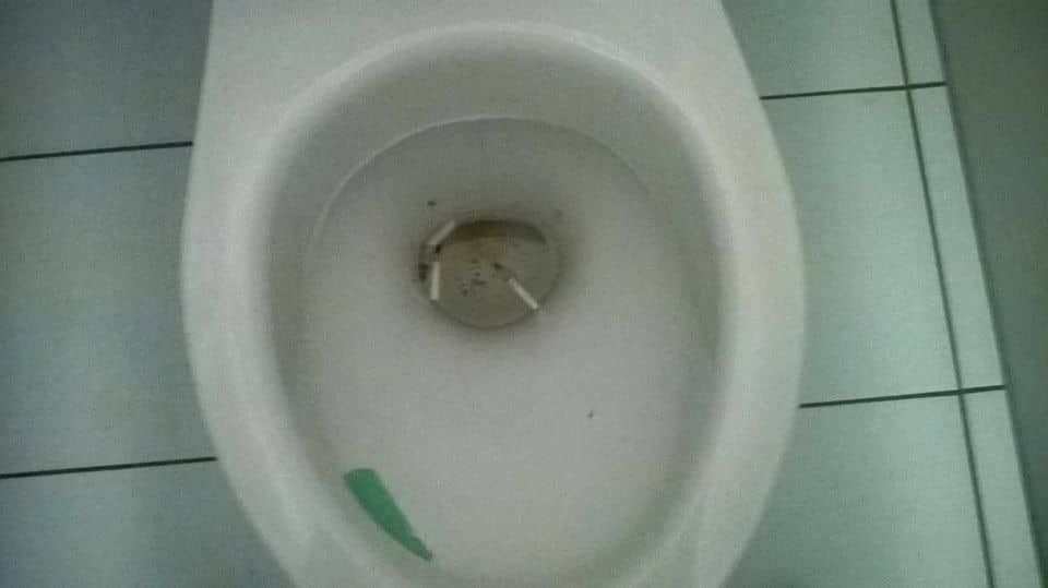 Туалет у Київраді засипали недопалками