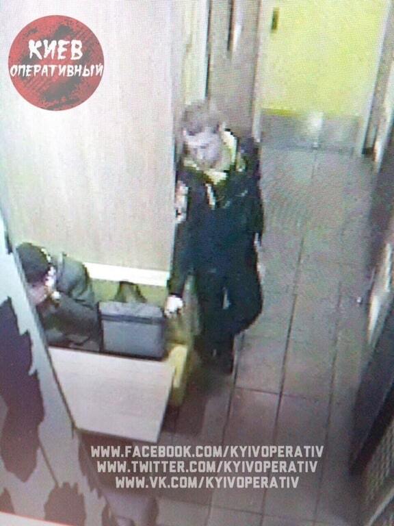 В соцсети показали, как шустрый вор украл сумку в киевском фастфуде