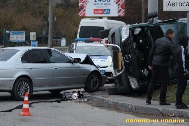 ДТП у Луцьку: бус перекинувся від удару з авто