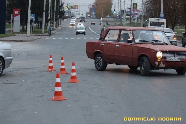 ДТП у Луцьку: бус перекинувся від удару з авто