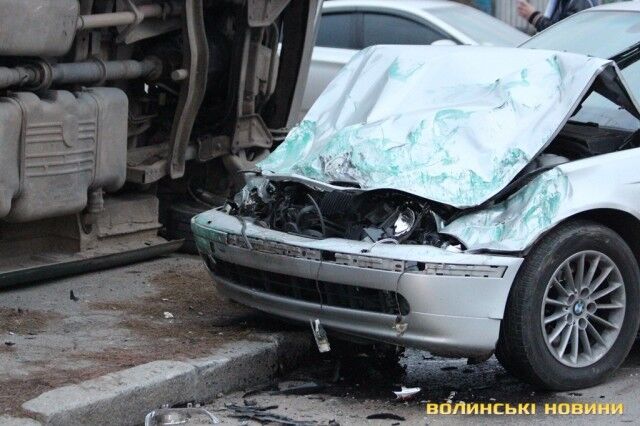 ДТП у Луцьку: бус перекинувся від удару з авто