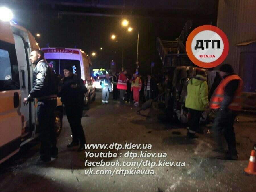 Масштабна ДТП у Києві зі швидкою: загинув водій, 4 постраждалих