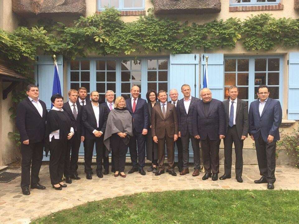 Лідери фракцій Ради зібралися на переговори в замку поблизу Парижу