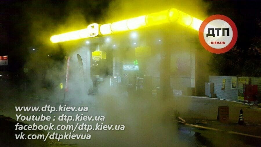 "Ниагарский водопад" из кипятка: в Киеве прорыв трубы затопил заправку