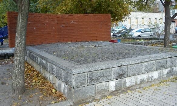 В Киеве демонтировали еще один советский памятник