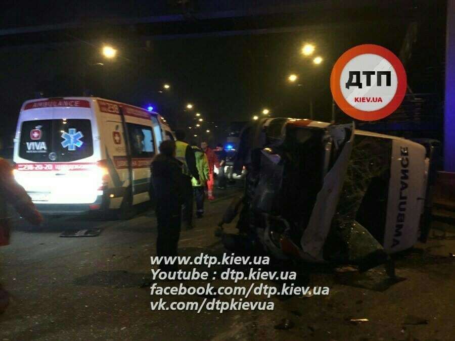 Масштабное ДТП в Киеве со скорой: погиб водитель, 4 пострадавших
