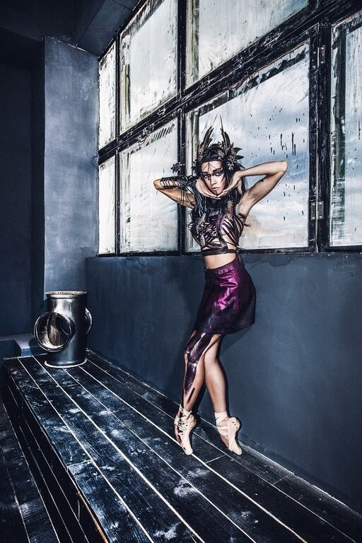 Украинская прима-балерина примерила образ женщины-воина в эксцентричной фотосессии