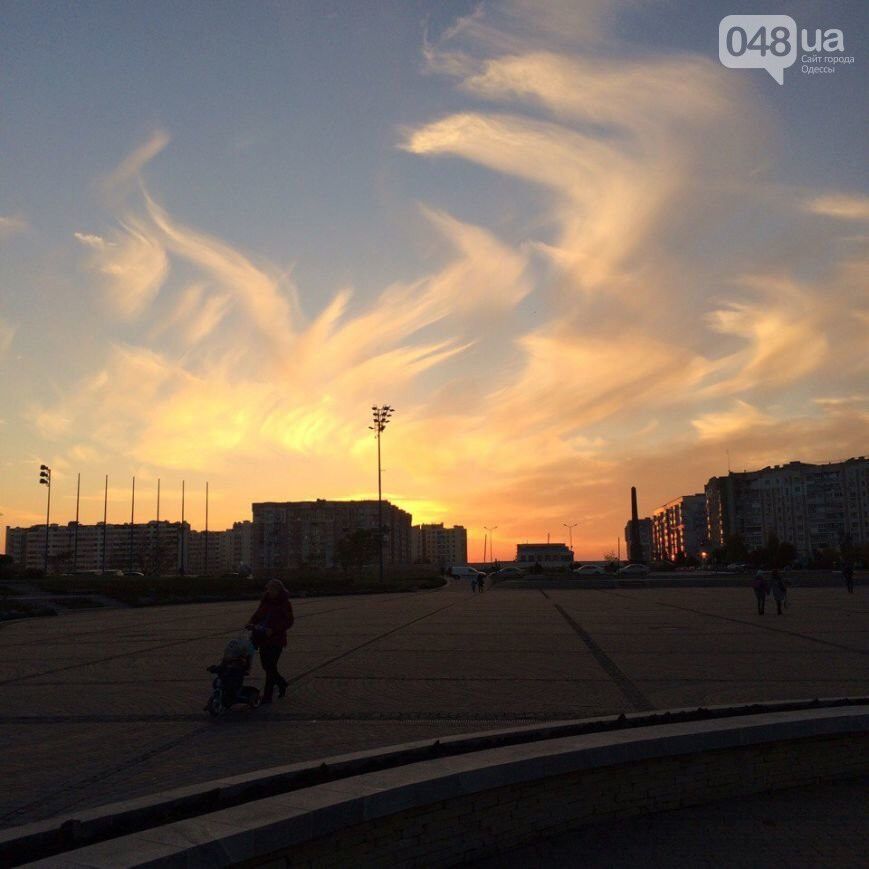 Одесситы восхищаются "светящимися облаками" над городом: опубликованы фото