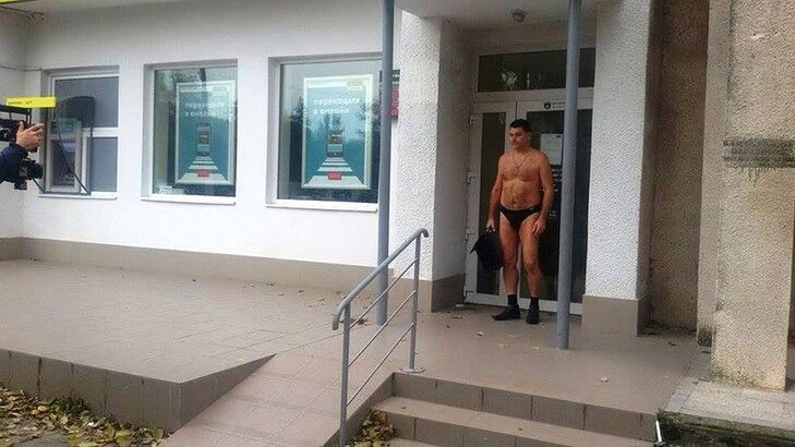 Пришел в одних трусах: мужчина посетил банк в центре Одессы обнаженный