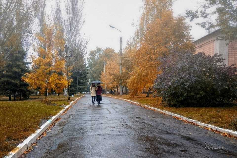 Осень в Луганске: теплый плед из золотых листьев укутал военный город