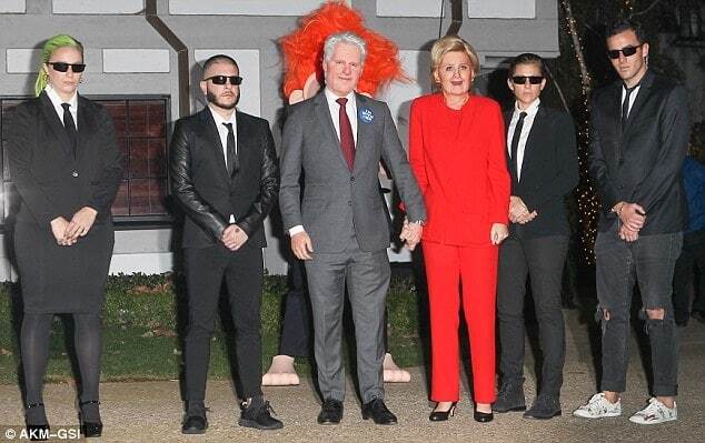 Вот это трансформация: Кэти Перри и Орландо Блум на Хэллоуин стали четой Клинтон