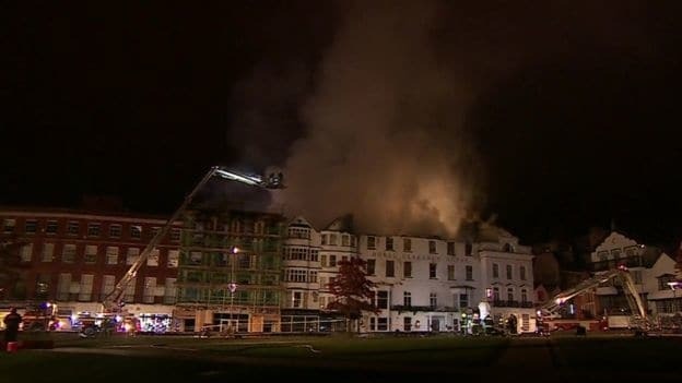 Самый древний отель Англии выгорел дотла. Опубликованы фото и видео