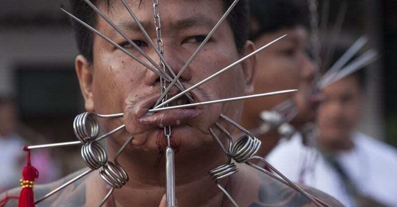 Разрывают лица пилами и велосипедами: фотографы показали ужасы Вегетарианского фестиваля в Таиланде. Фоторепортаж
