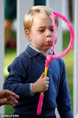 Принц Джордж c сестрой Шарлотой побывали на детском празднике в Канаде