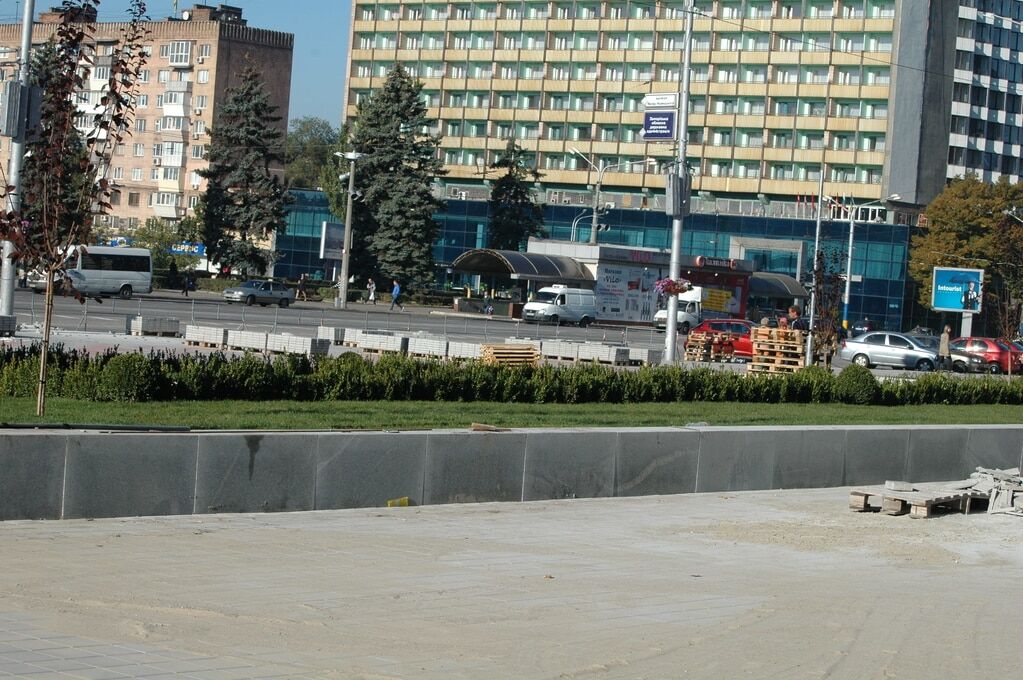 В Запорожье на площади Героев "выросли" зеленые клумбы