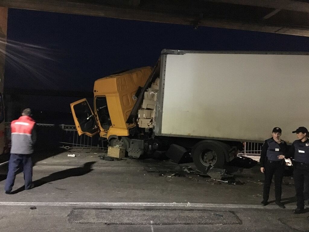 В Запорожье фура едва не сорвалась с моста