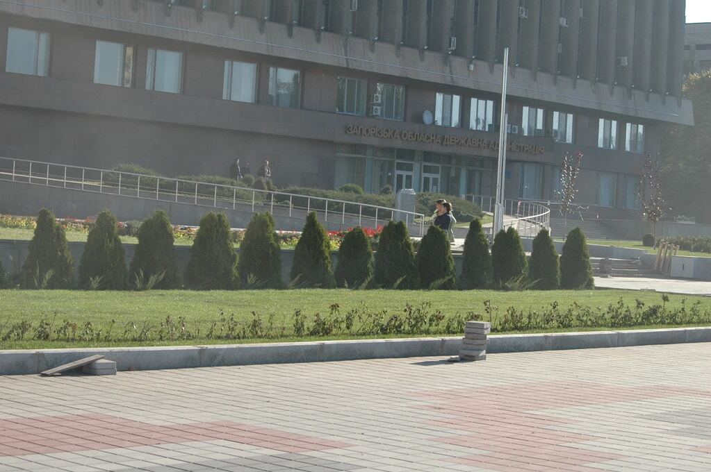 В Запорожье на площади Героев "выросли" зеленые клумбы