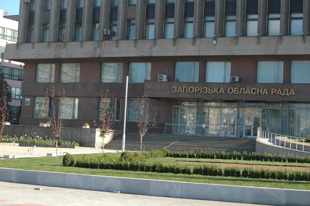 В Запорожье на площади Героев "выросли" зеленые клумбы