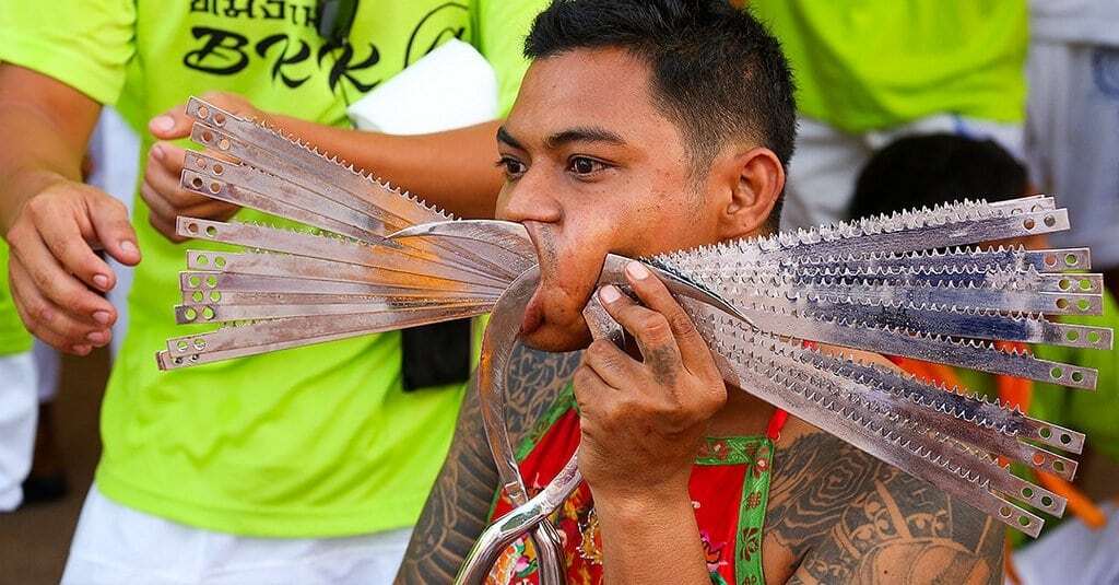 Разрывают лица пилами и велосипедами: фотографы показали ужасы Вегетарианского фестиваля в Таиланде. Фоторепортаж
