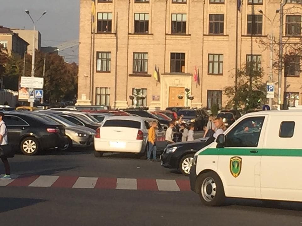 В Киеве заметили детскую гулянку на лимузине: опубликованы фото