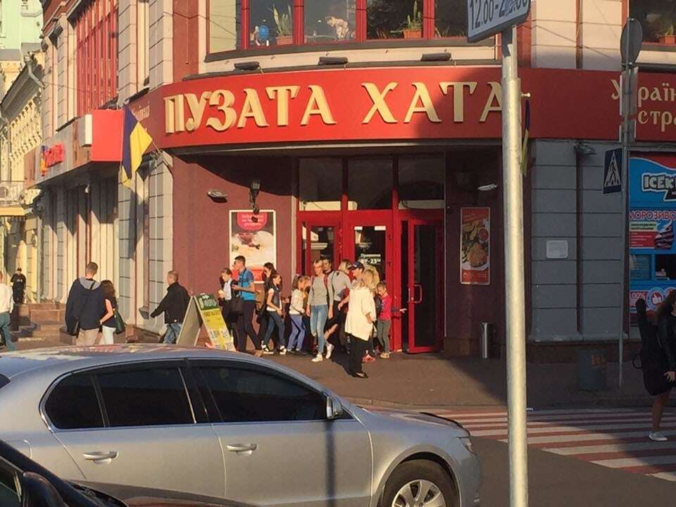 У Києві помітили дитячу гулянку на лімузині