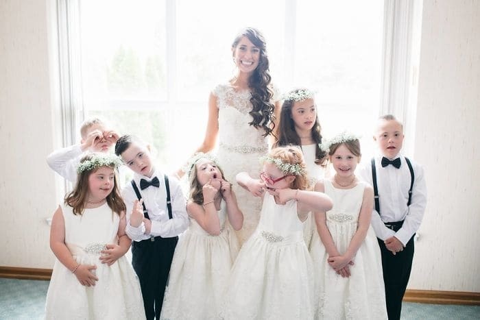 Солнечные ангелы: учительница позвала детей с синдромом Дауна на свою свадьбу
