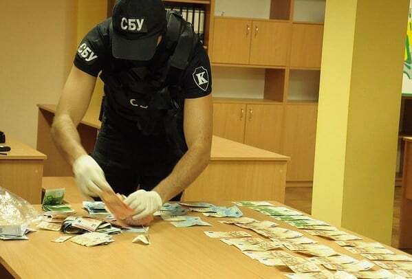 По 2000 евро за час: на Закарпатье на взятке поймали таможенника-антикоррупционера