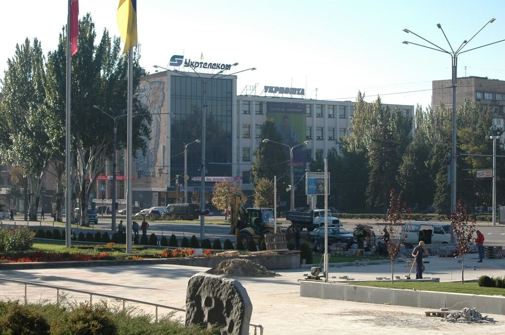 В Запорожье на площади Героев "выросли" зеленые клумбы