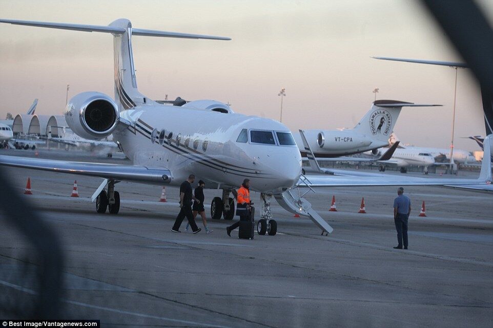 Кім Кардашьян після пограбування терміново залишла Париж на приватному літаку