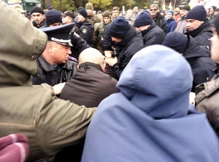 Столкновения на Куликовом поле: одесские "антимадайновцы" подрались с "Правым сектором"