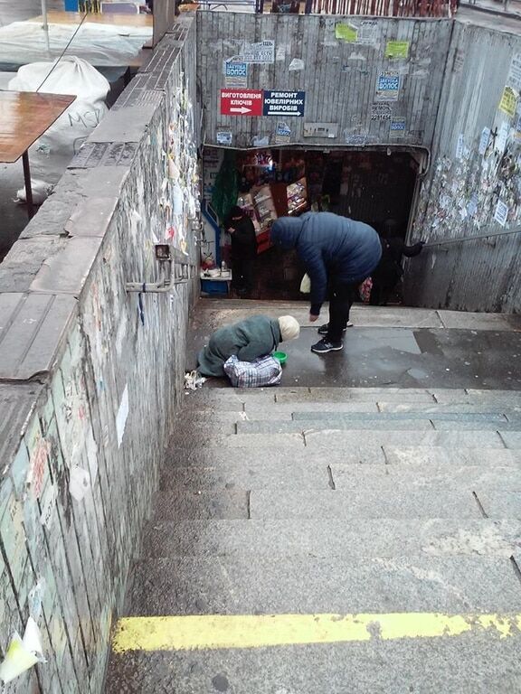Бідна і беззахисна: бабуся-жебрачка біля станції метро Києва стурбувала мережу