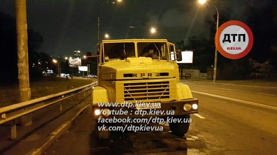 В Киеве 14-тонный грузовик раздавил водителя, пытавшегося его отремонтировать