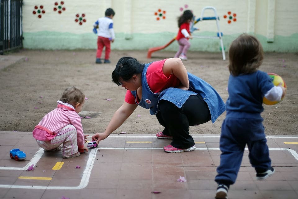 В Аргентине женщина с синдромом Дауна стала воспитателем в детсаду