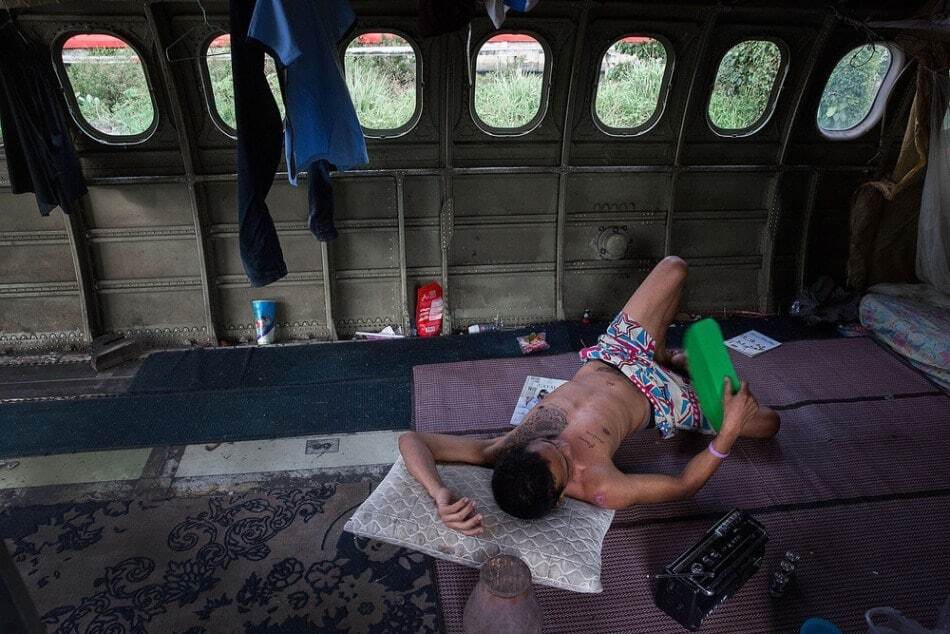 Жизнь на кладбище самолетов в Таиланде: удивительные фото