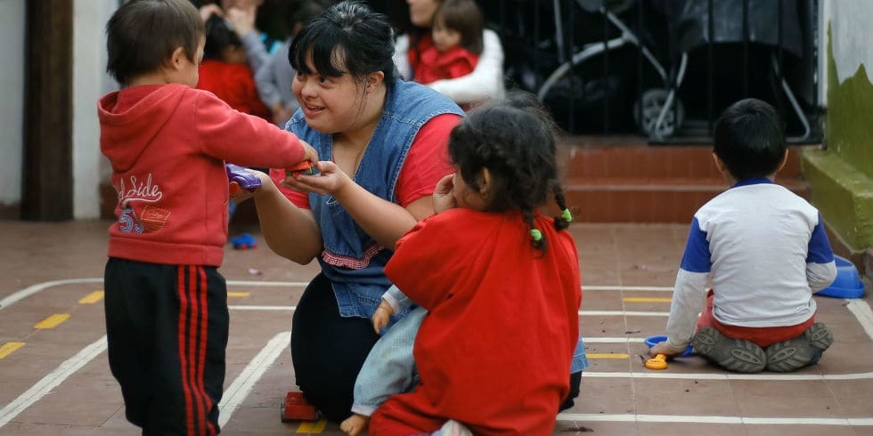 В Аргентине женщина с синдромом Дауна стала воспитателем в детсаду