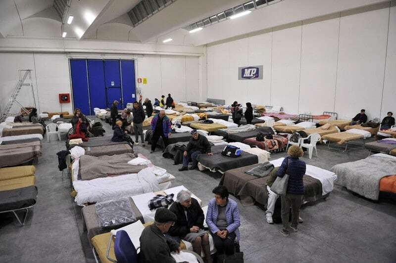 Землетрус в Італії: тисячі жителів ночували в машинах і наметах
